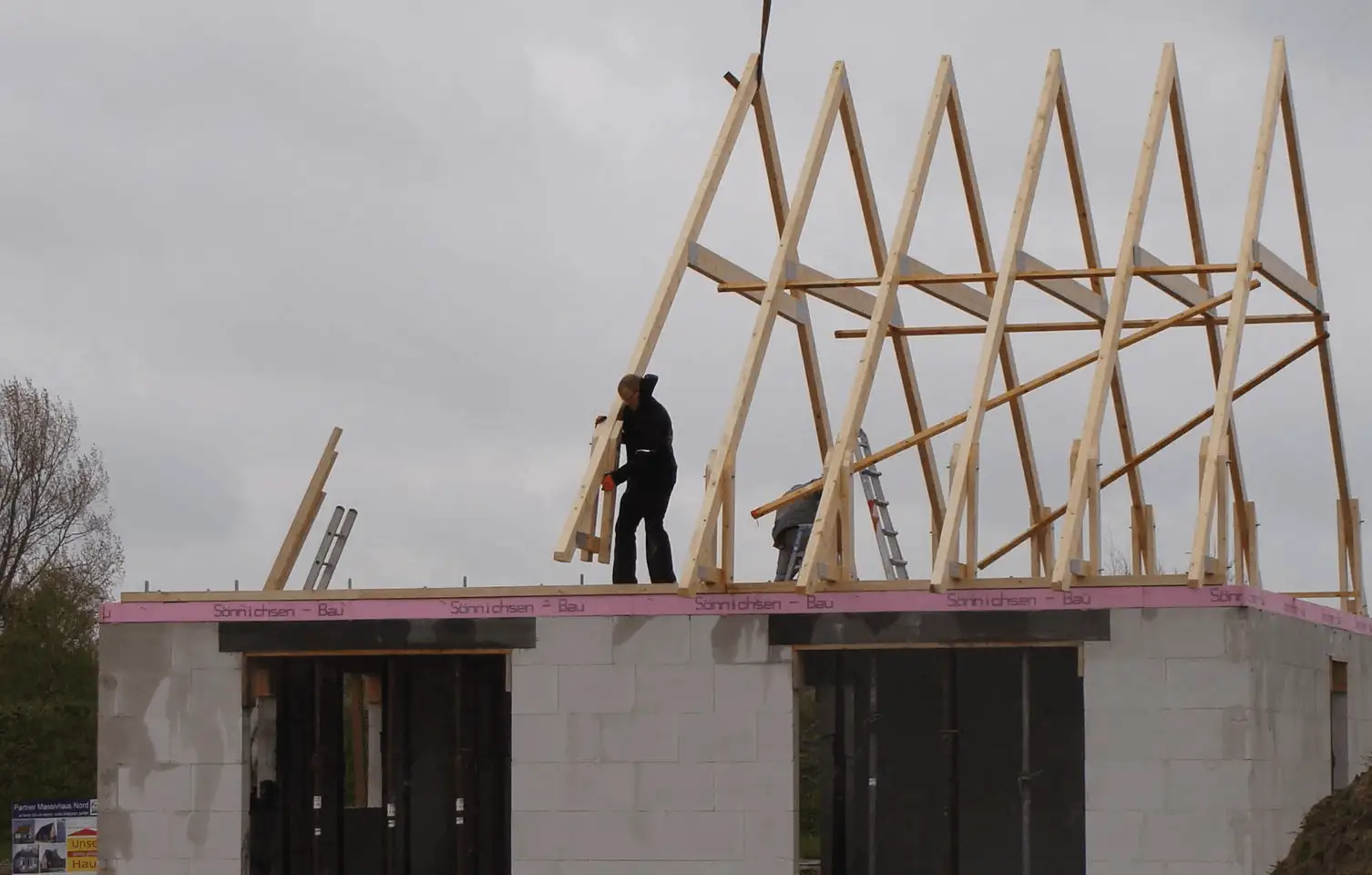 Satteldach auf einen Massivrohbau montiert