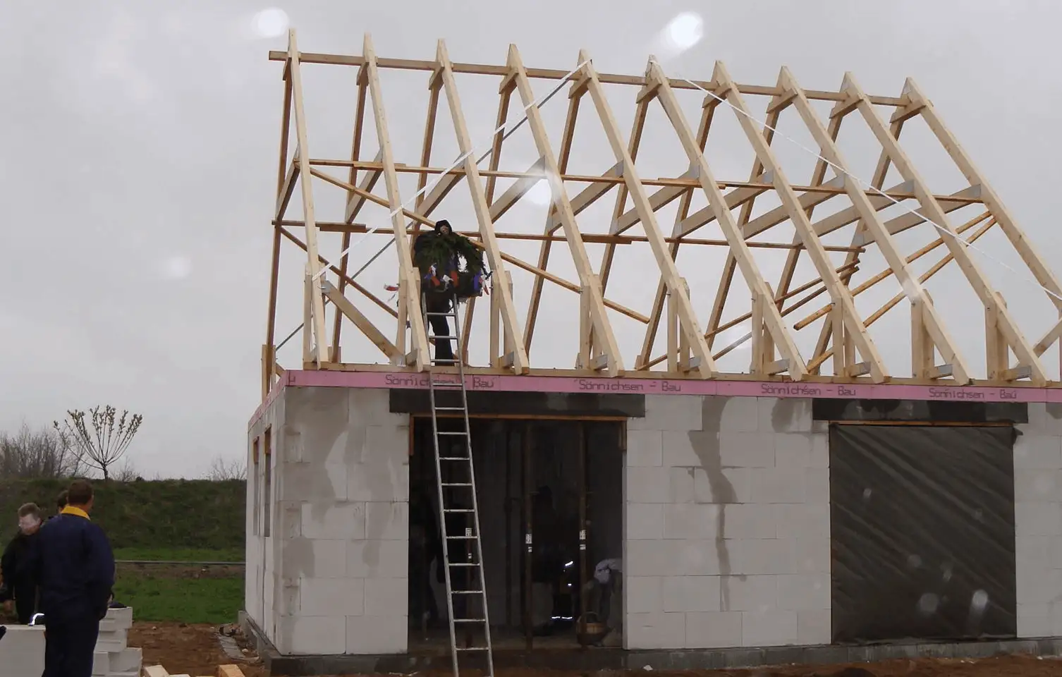 Satteldach auf einen Massivrohbau montiert