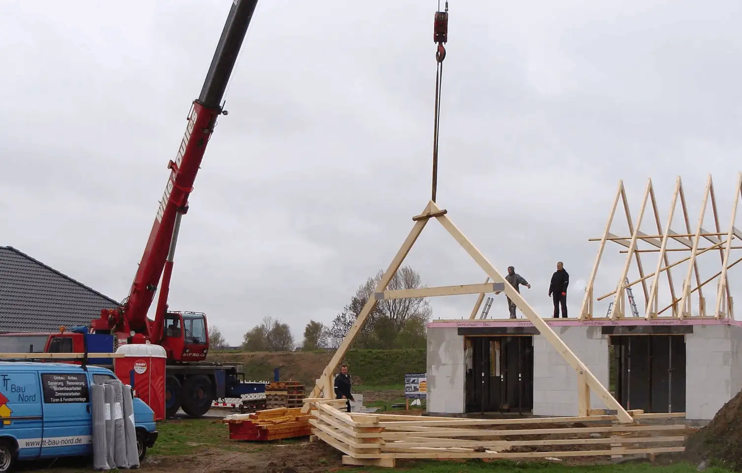 Satteldach auf einen Massivrohbau montiert